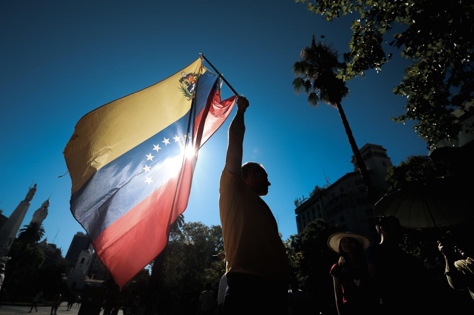 Un manifestant veneçolà a la plaça Major de Buenos Aires, el gener del 2025 Un manifestant veneçolà a la plaça Major de Buenos Aires, el gener del 2025