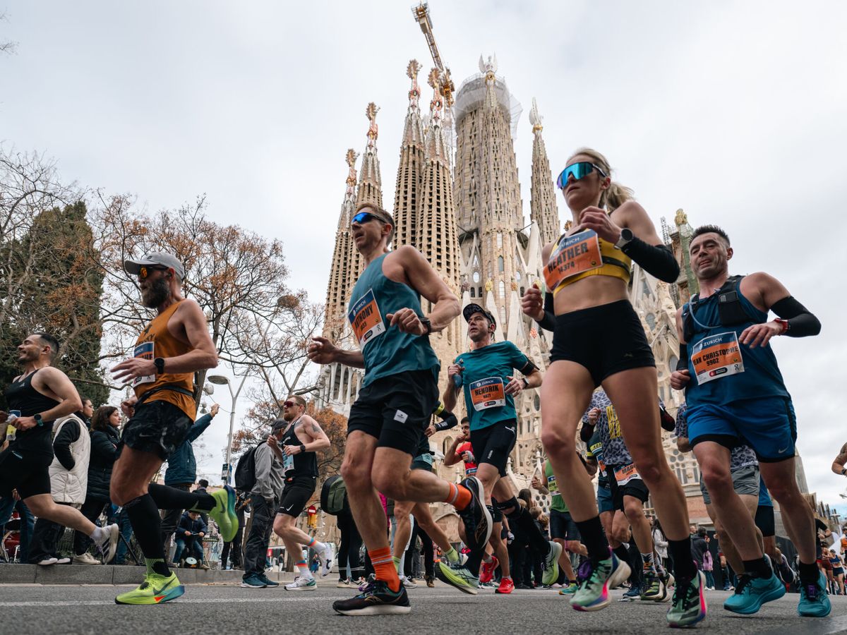 Participants de la Marató de Barcelona 2025, al seu pas pel carrer Mallorca, als voltants de la Sagrada Família