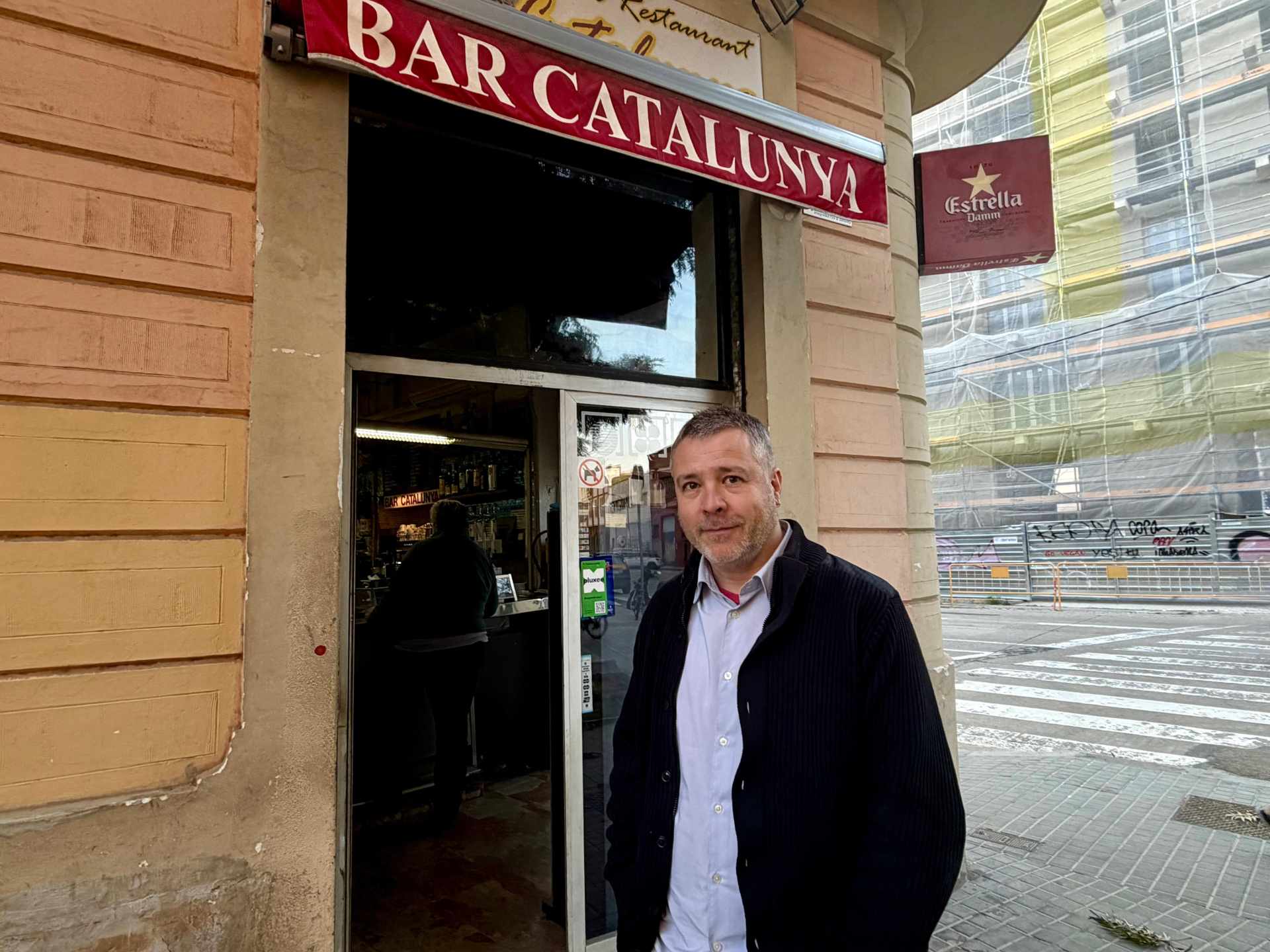 Marc Piquer davant del mític Bar Catalunya, al barri de Poblenou (Aina Piñeiro)