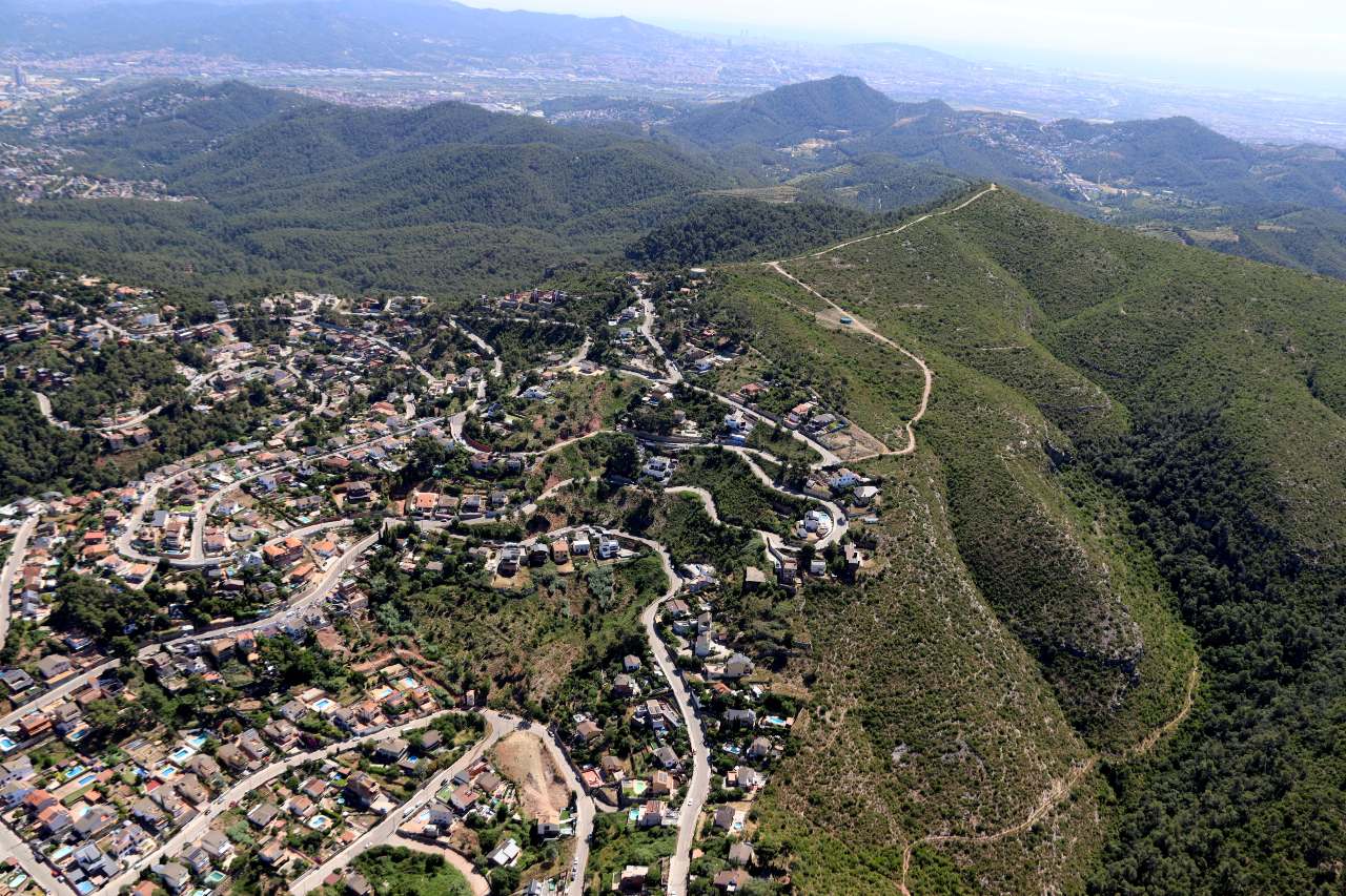 Camins i franges de protecció al voltant d'una urbanització de l'àrea metropolitana de Barcelona. Camins i franges de protecció al voltant d'una urbanització de l'àrea metropolitana de Barcelona.