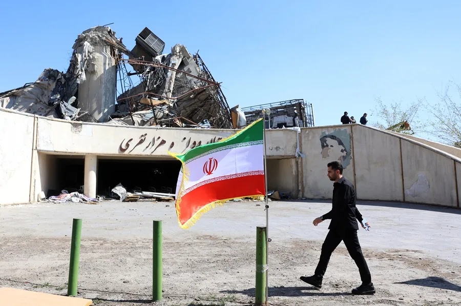 Un soldat camina al costat del complex esportiu Azadi, a Teheran, aconseguit en un atac israelià