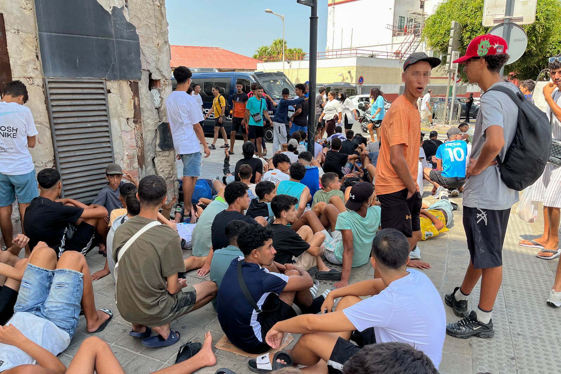 Menors a Ceuta davant una comissaria de policia Menors a Ceuta davant una comissaria de policia