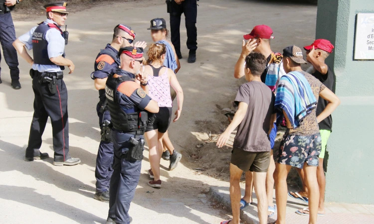 Imatge d'arxiu de diversos menors migrats, a les portes d'un institut al Masnou l'any 2019