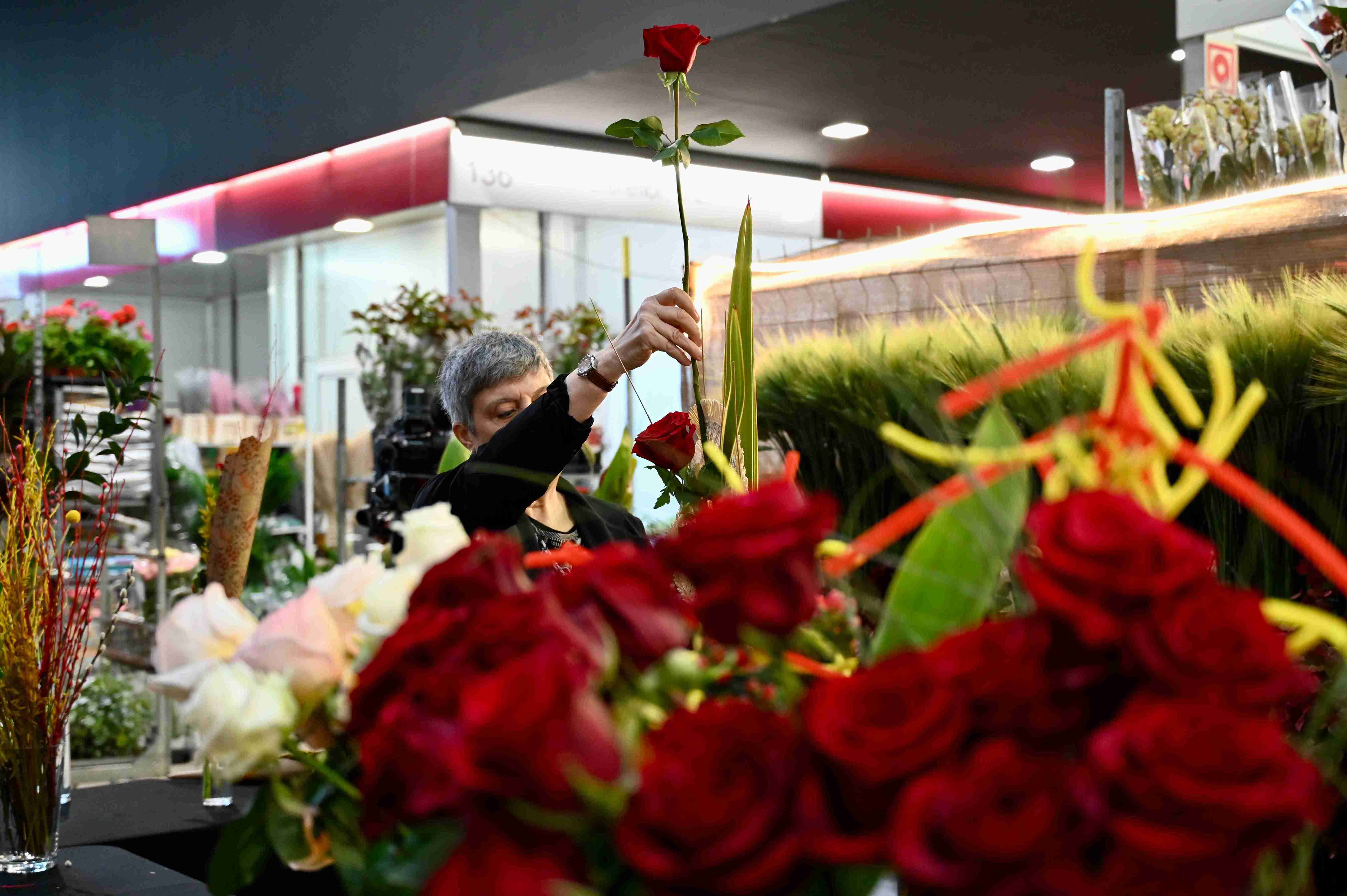 Una florista, preparant una rosa d'autor