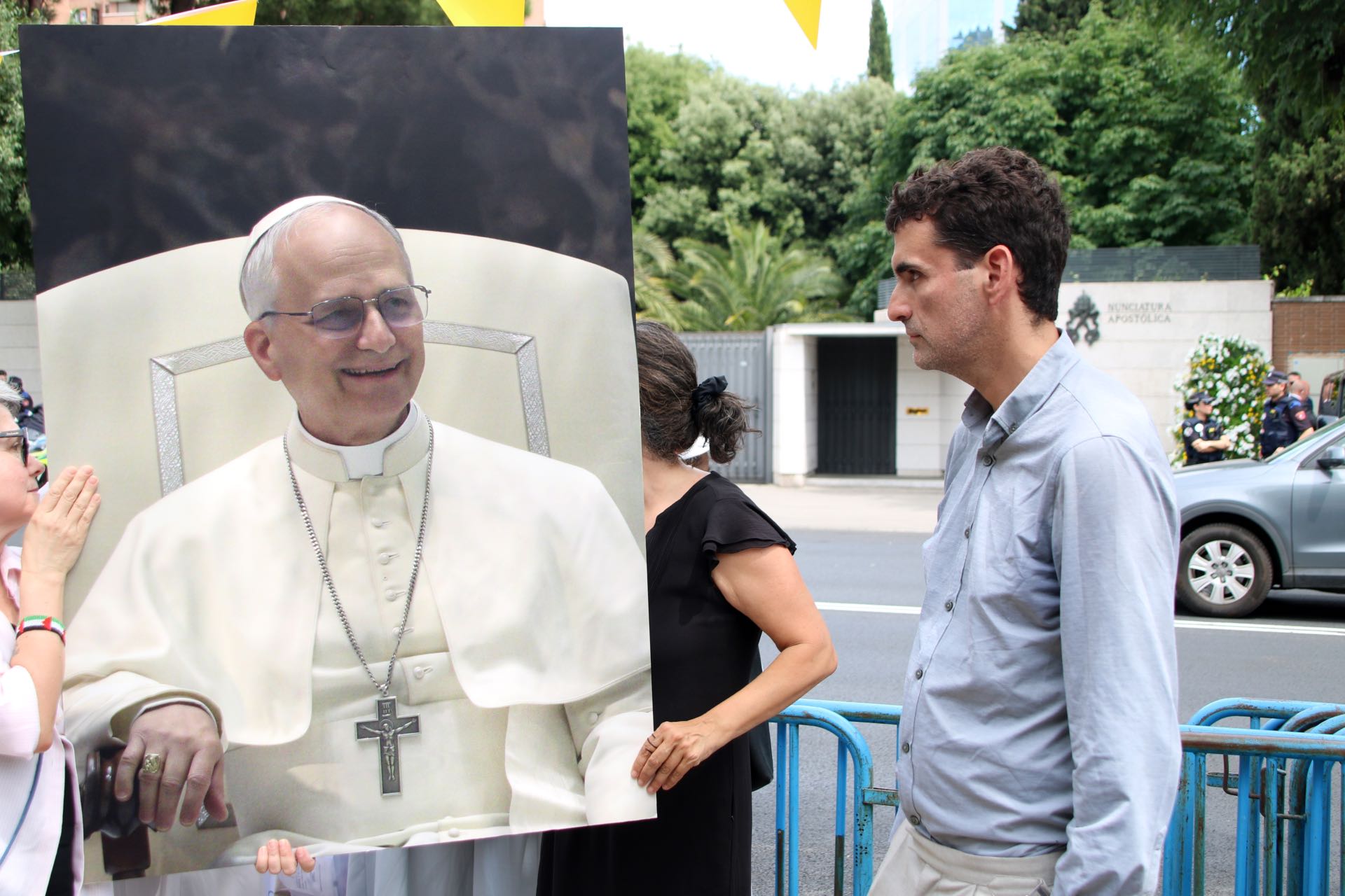 El primer denunciant d'abusos sexuals a l'Abadia de Montserrat, Miguel Hurtado, simula trobar-se amb el Papa davant la Nunciatura Apostòlica a Madrid El primer denunciant d'abusos sexuals a l'Abadia de Montserrat, Miguel Hurtado, simula trobar-se amb el Papa davant la Nunciatura Apostòlica a Madrid