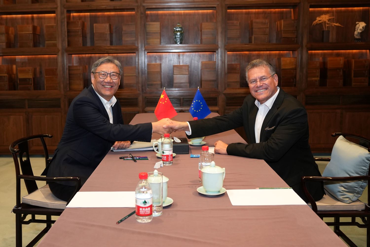 El ministre de Comerç de la Xina, Wang Wentao, i el comissari europeu de Comerç, Maroš Šefcovic, durant una reunió celebrada a Pequín El ministre de Comerç de la Xina, Wang Wentao, i el comissari europeu de Comerç, Maroš Šefcovic, durant una reunió celebrada a Pequín