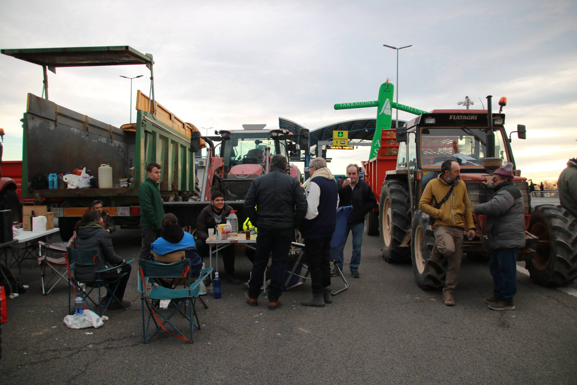 Pagesos bloquejant l'entrada al port de Tarrragona