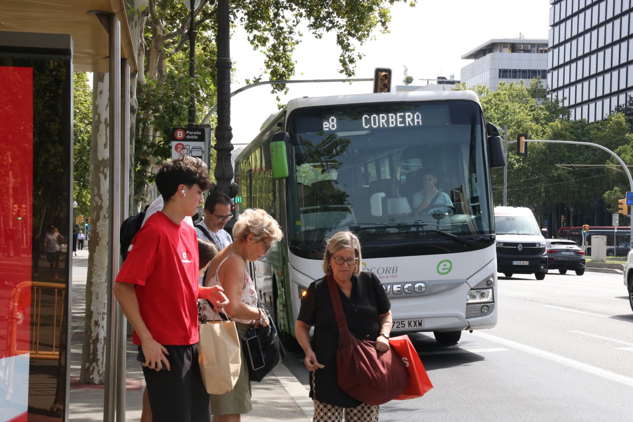 Usuaris esperen a una de les parades d'autobús que hi ha a l'àmbit de l'avinguda Diagonal Usuaris esperen a una de les parades d'autobús que hi ha a l'àmbit de l'avinguda Diagonal