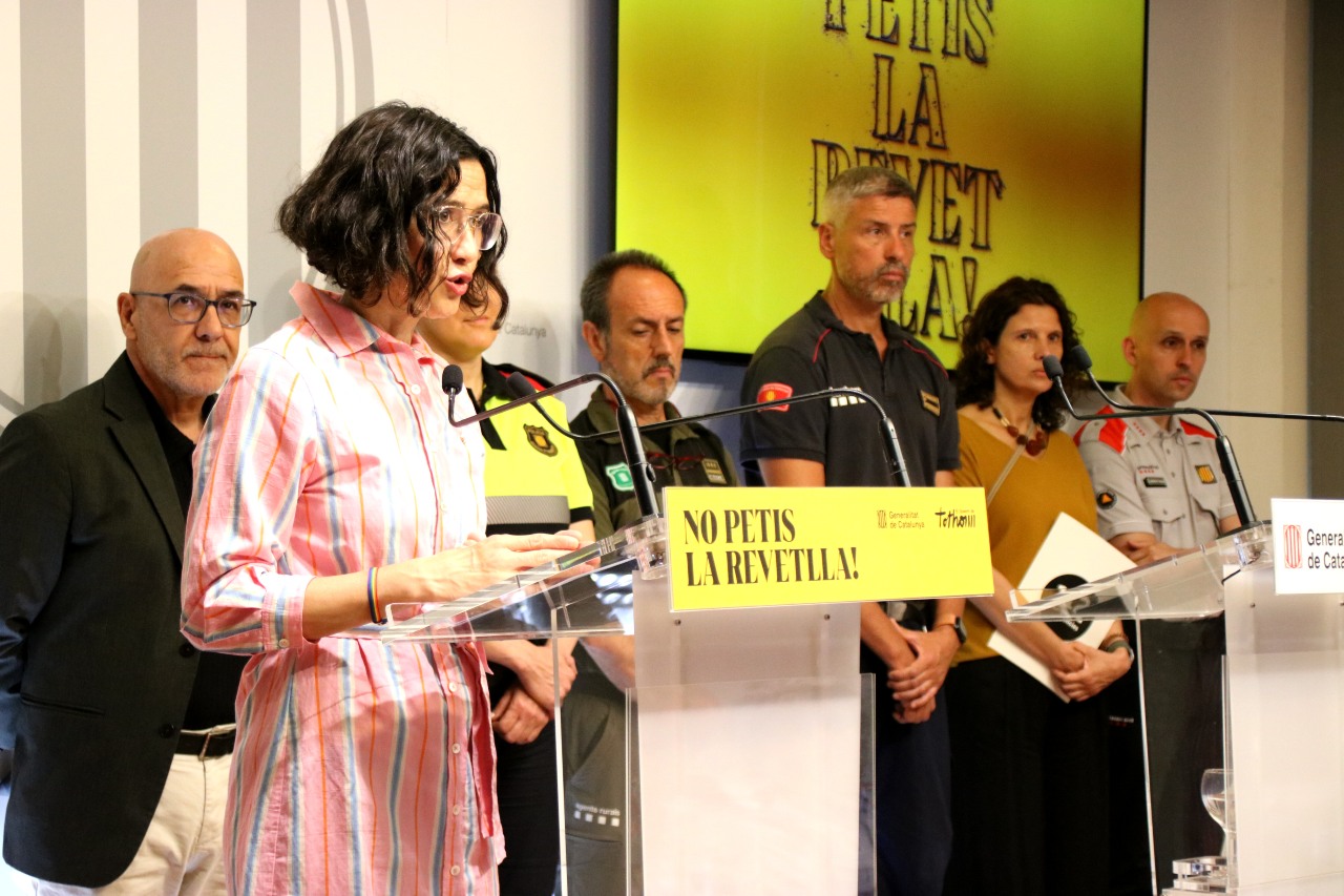 La consellera d'Interior, Núria Parlon, presentant la campanya de la revetlla amb els diferents representants dels cossos d'emergències i trànsit. La consellera d'Interior, Núria Parlon, presentant la campanya de la revetlla amb els diferents representants dels cossos d'emergències i trànsit.