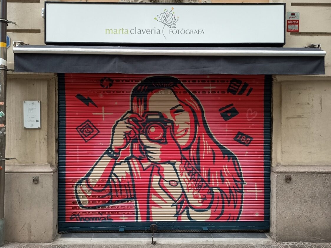 Un dels comerços de proximitat de Barcelona que participa en el projecte 'Persianes que fan barri'