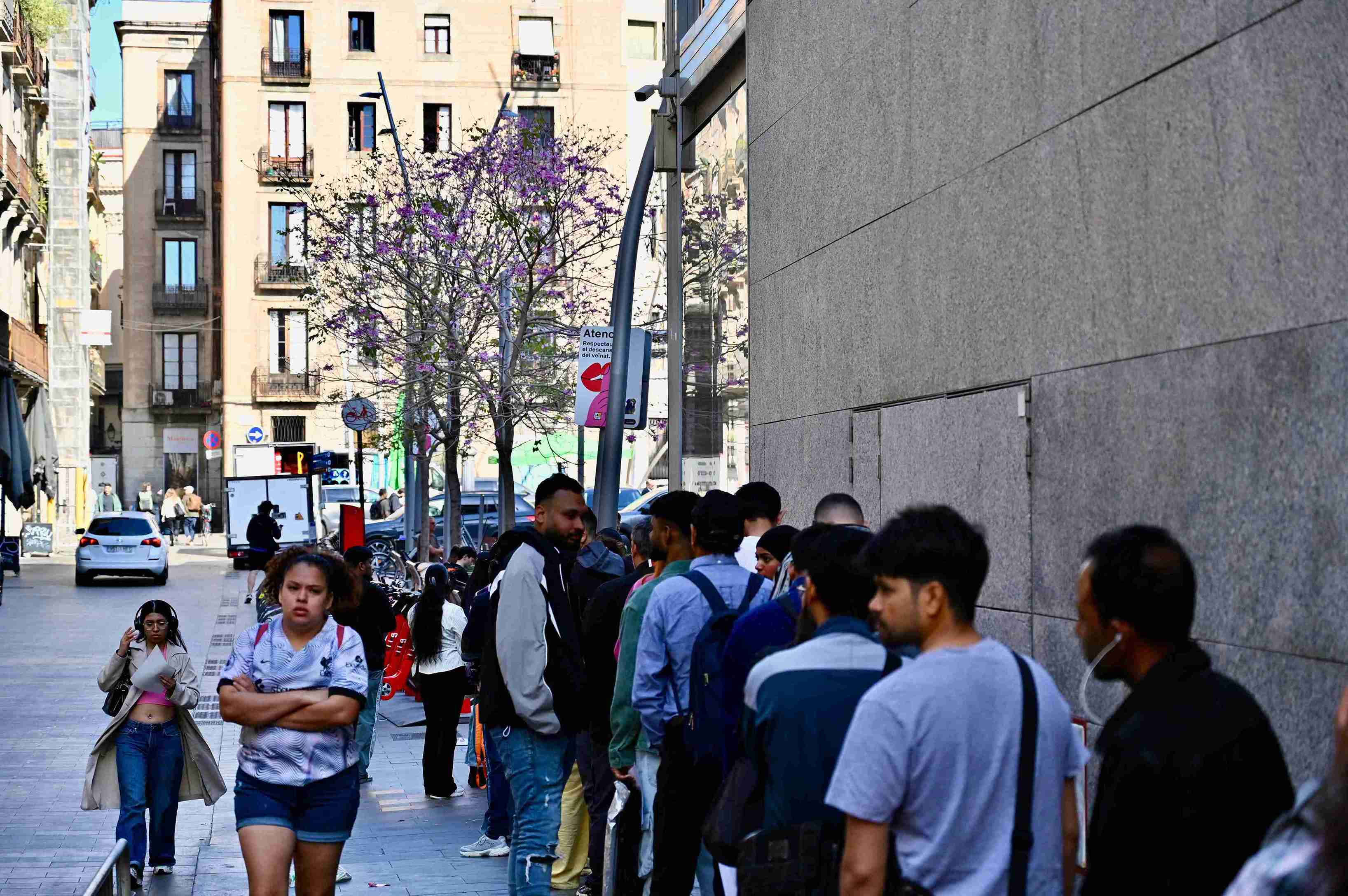 Diverses persones fent cua, a l'espera d'accedir a l'OAC de la plaça de Sant Miquel, al centre de Barcelona