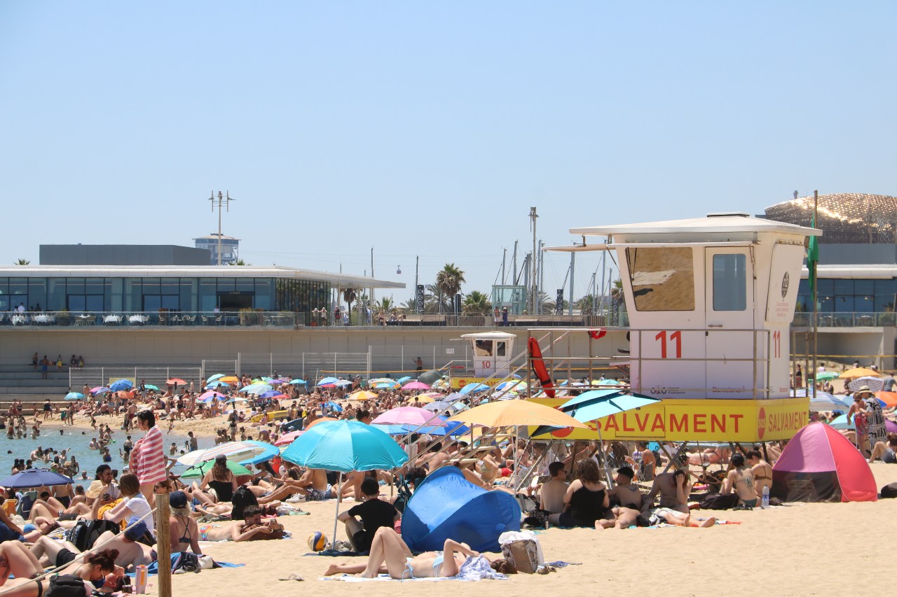 Platja de la Nova Icària el 25 de maig de 2026, plena a vessar.