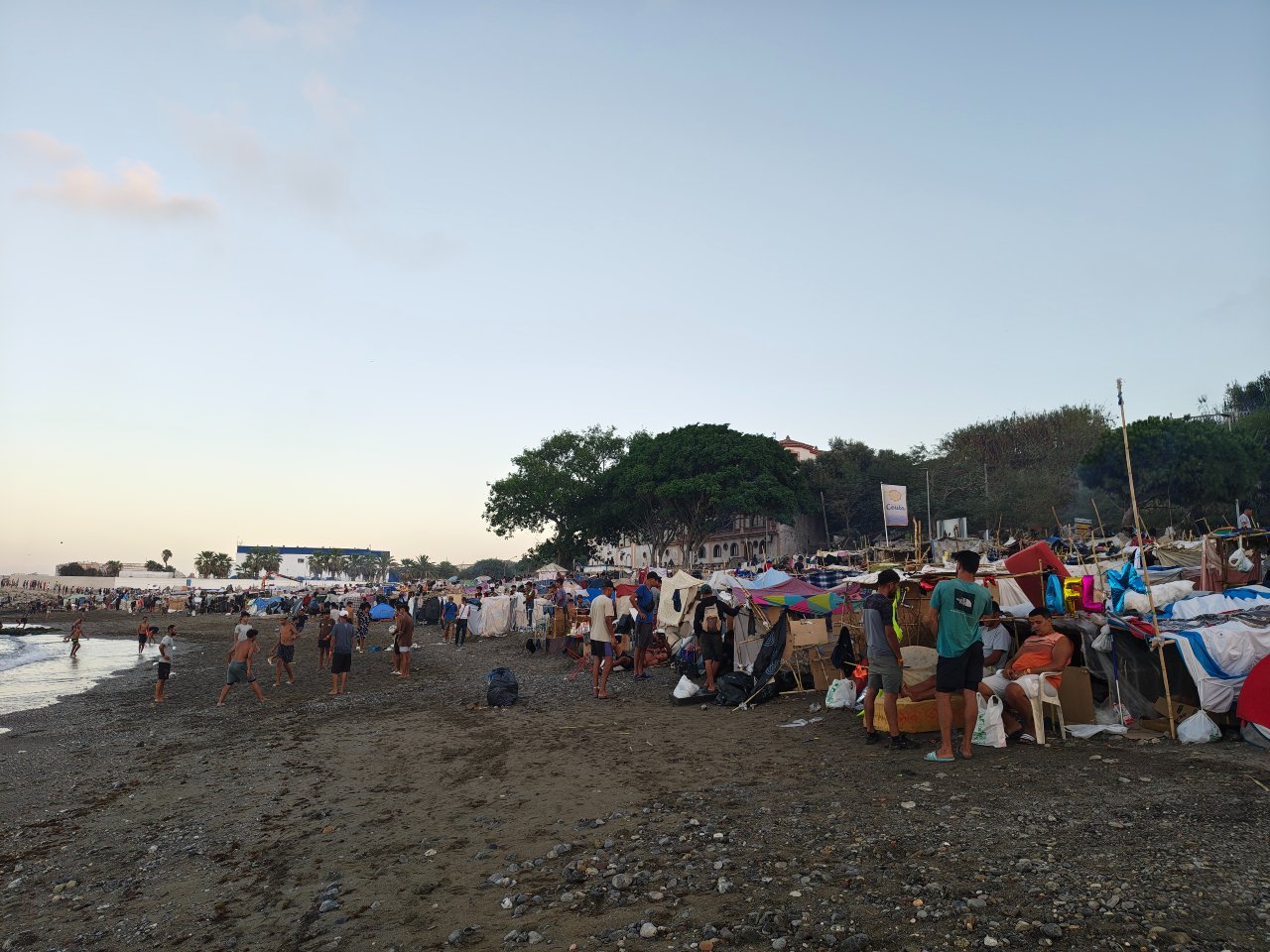 Imatge de migrants a la platja del Trampolín de Ceuta. Imatge de migrants a la platja del Trampolín de Ceuta.