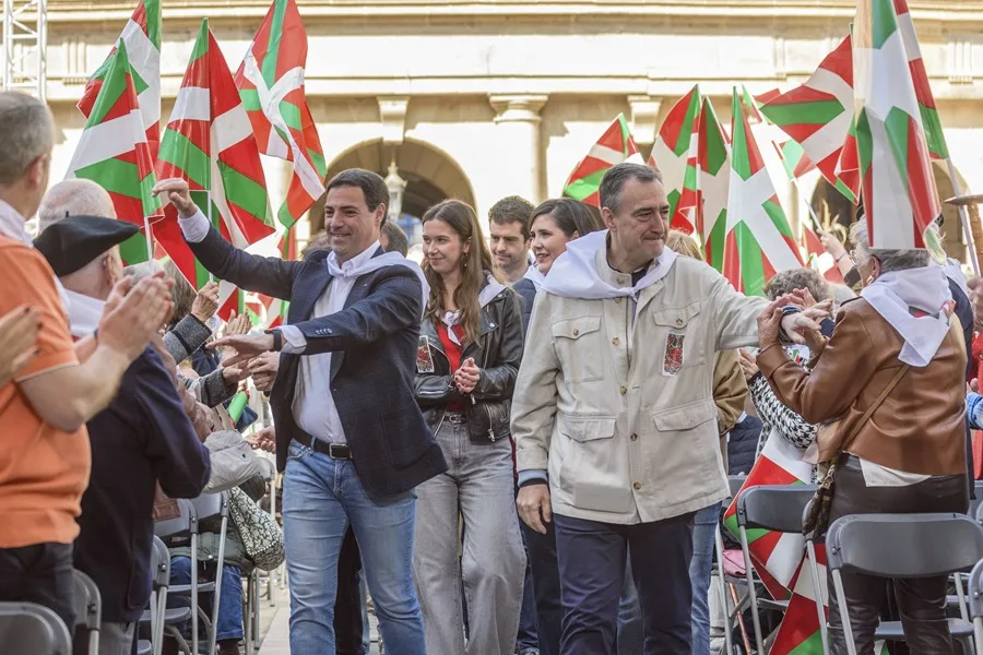 El lehendakari, Imanol Pradales, i el president del PNB, Aitor Esteban, durant la celebració de l'Aberri Eguna (dia de la Pàtria Basca) l'abril passat