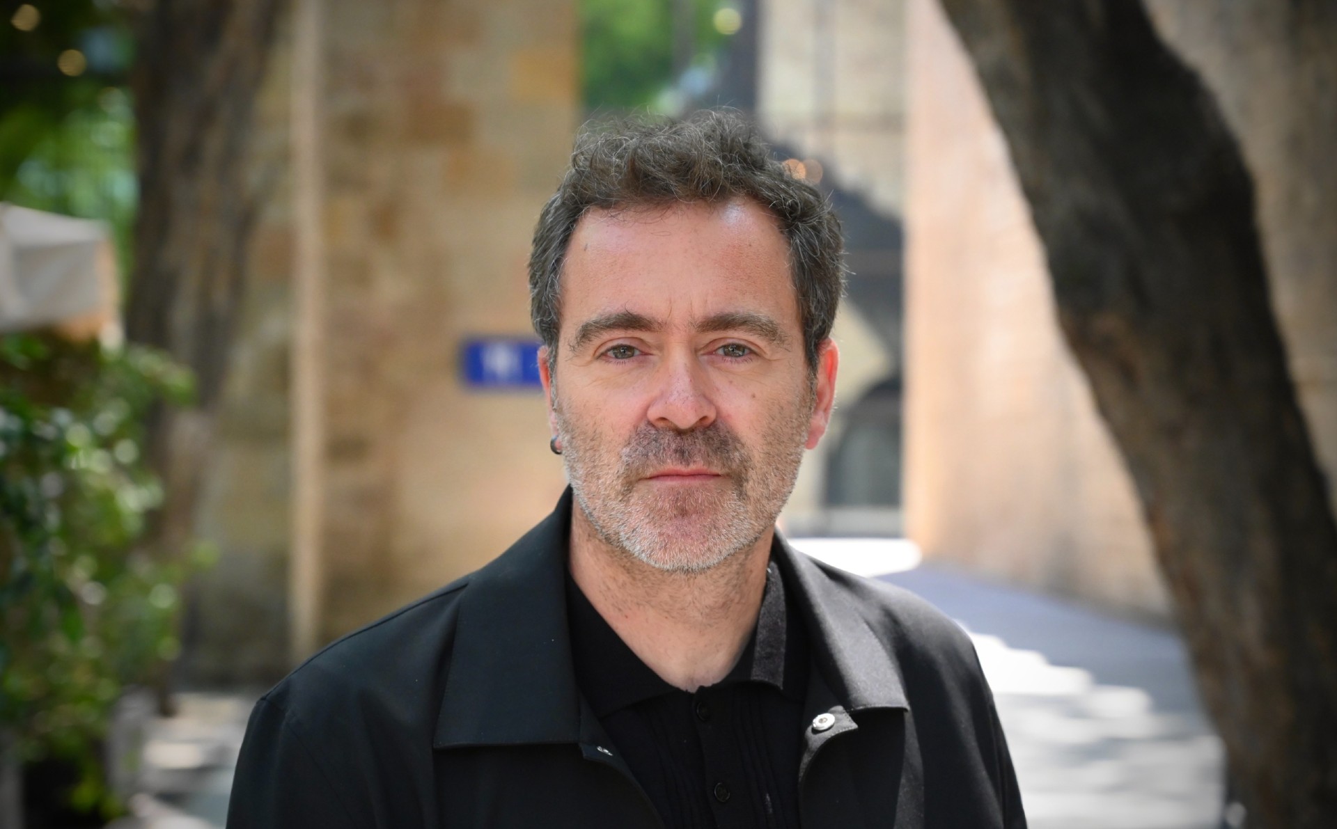 Pol Rodríguez, creador i director de la sèrie 'Ravalejar', al jardí del Museu Marítim de Barcelona