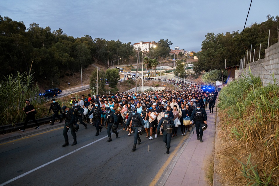 La policia traslladava diumenge centenars de migrants a una nova instal·lació temporal a Ceuta