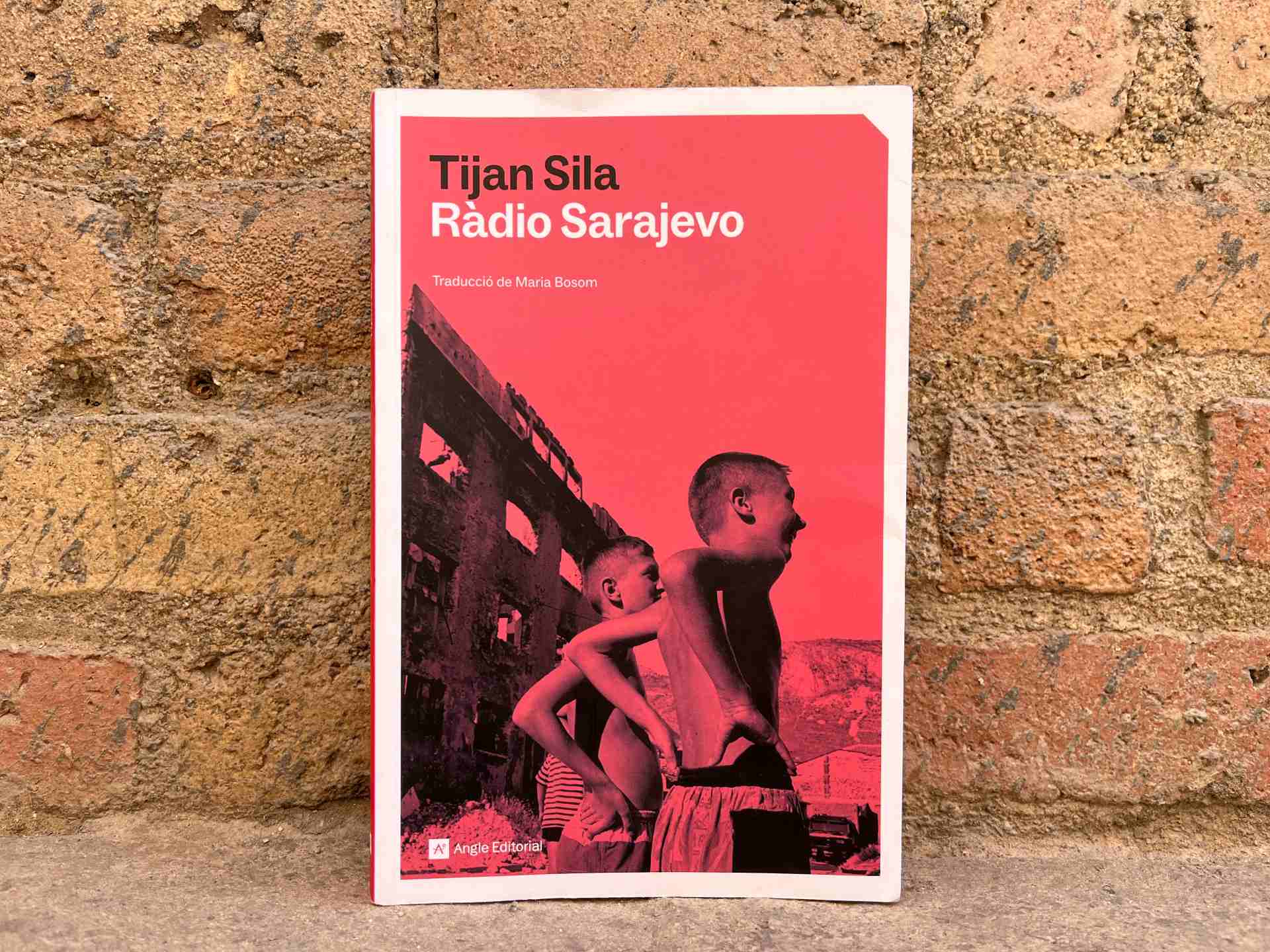 Portada de 'Ràdio Sarajevo', de Tijan Sila i amb traducció de Maria Bosom