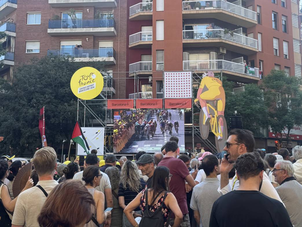 Els 23 equips han sortit de Sant Pau i han pedalat per l'Avinguda Gaudí, fins a la Sagrada Família Els 23 equips han sortit de Sant Pau i han pedalat per l'Avinguda Gaudí, fins a la Sagrada Família