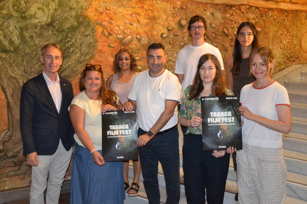 Les impulsores del Tabaca Film Fest, amb l'alcaldessa del Baix Pallars, Anna Sentinella; la directora del Museu de la Sal, Aroa Yagüe, i el vicepresident de la Diputació de Lleida, Agustí Jiménez