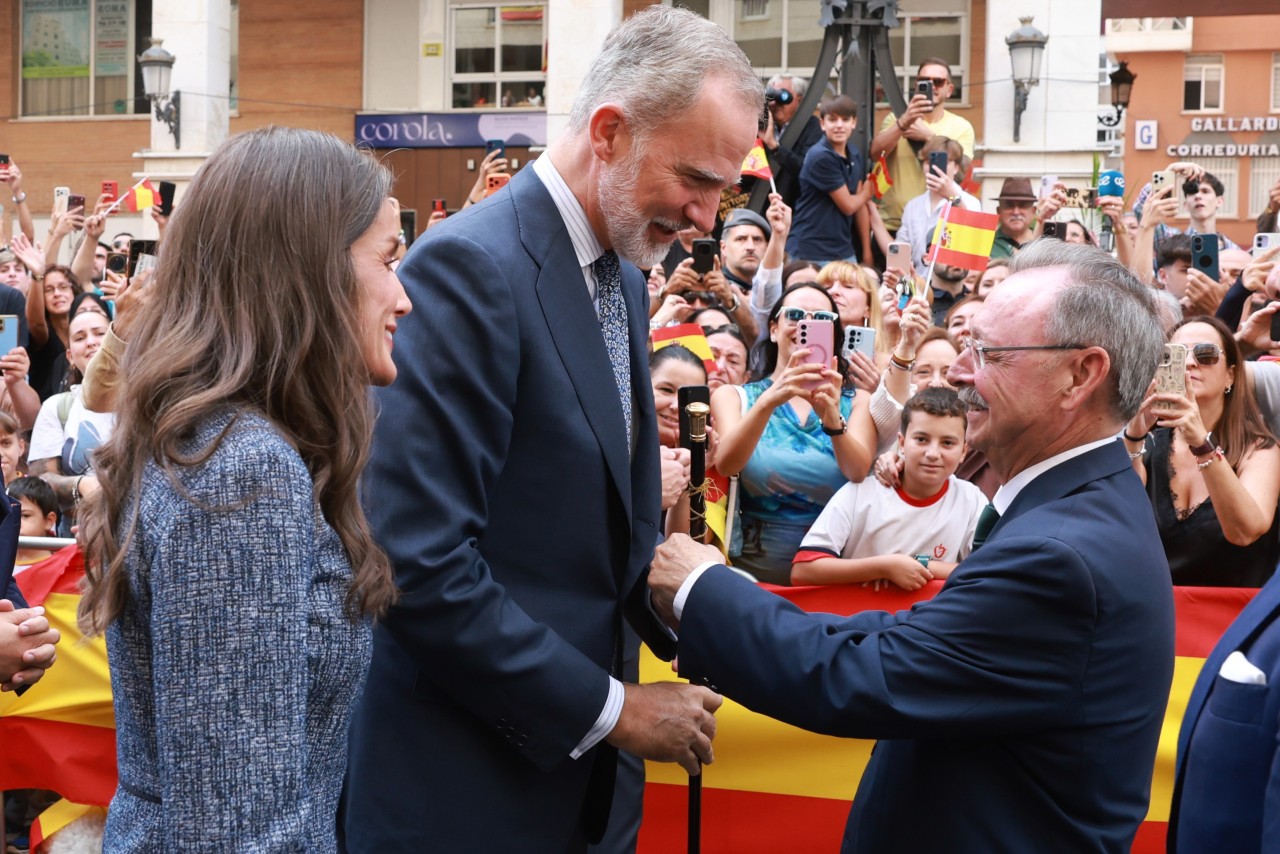El rei Felip VI i la reina Letícia, aquest dimarts amb el president de Ceuta, Juan Jesús Vivas El rei Felip VI i la reina Letícia, aquest dimarts amb el president de Ceuta, Juan Jesús Vivas