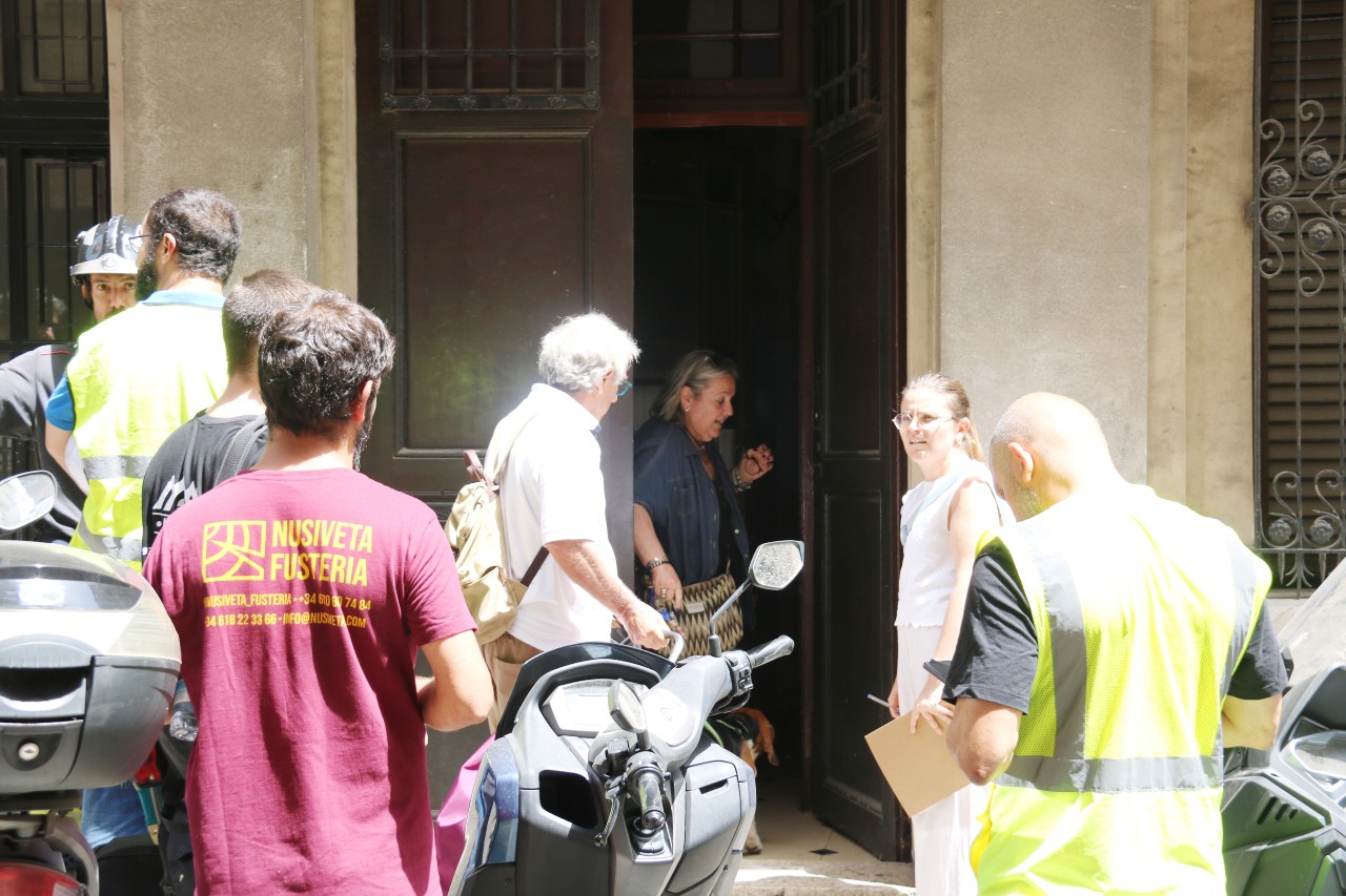 Una de les veïnes afectades per l'esvoranc de l'L9 torna a casa