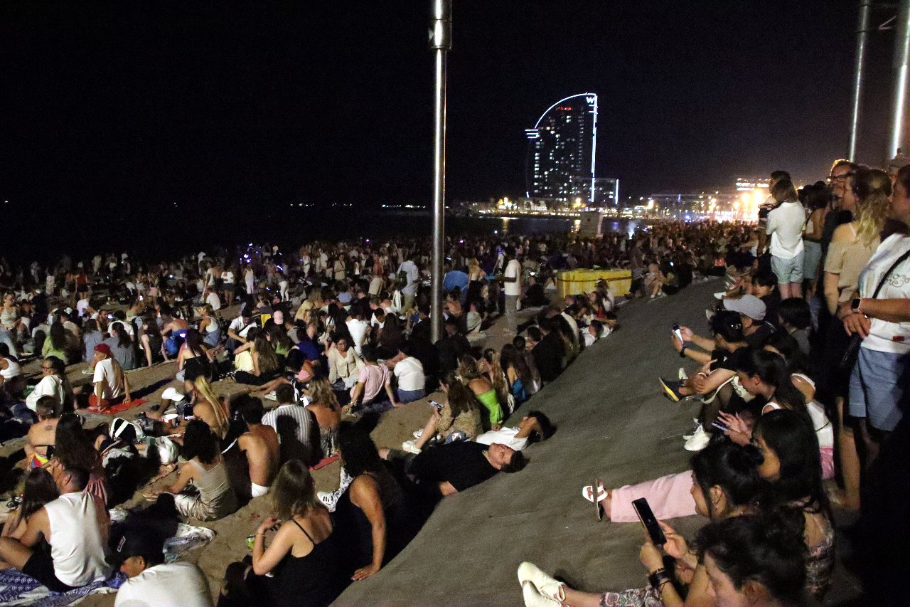 La platja de la Barceloneta, plena de gom a gom per la revetlla de Sant Joan 2025.