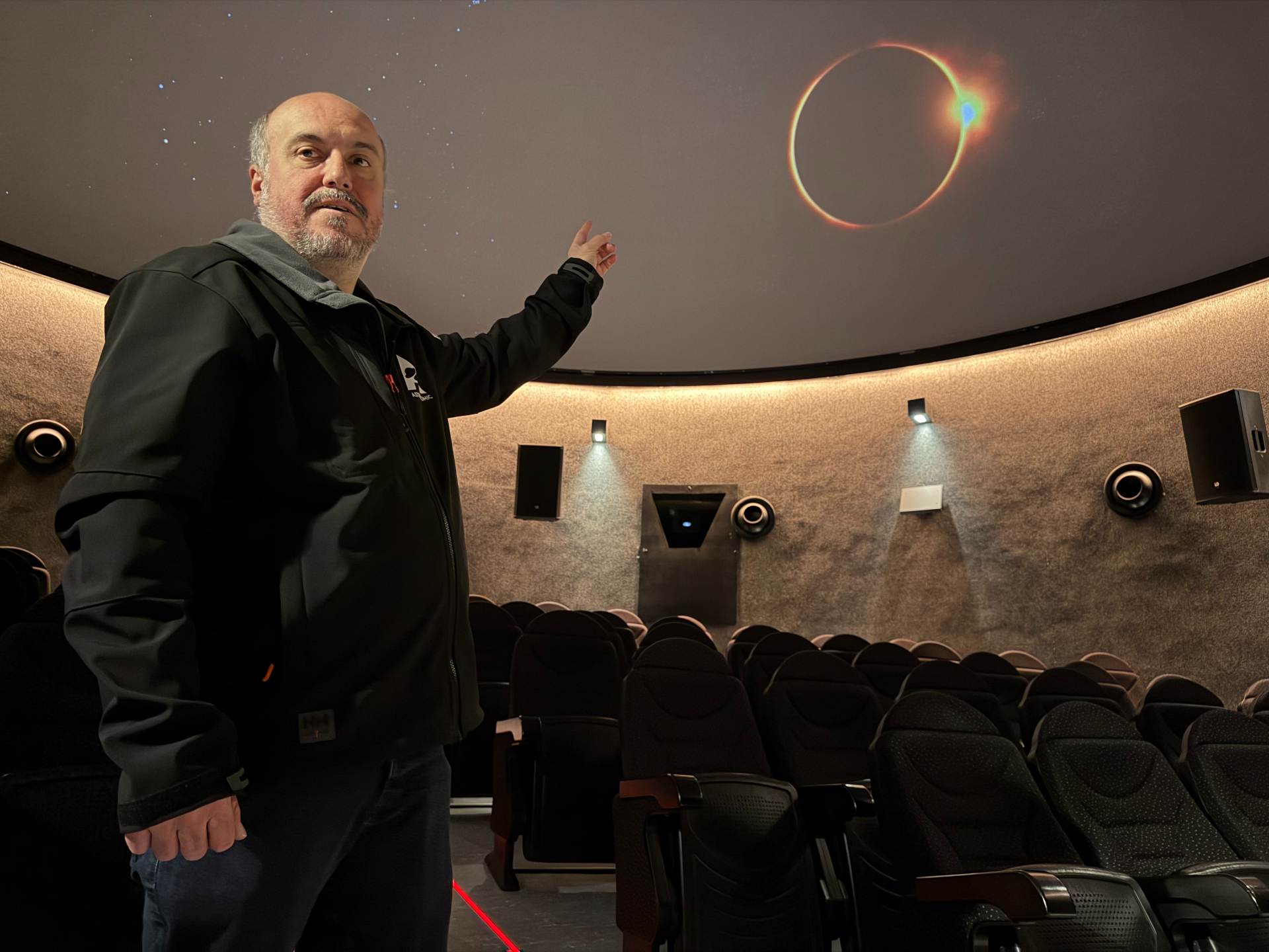 El director del PAM, Salvador RIbas, mostrant una simulació d'eclipsi de sol projectada al planetari. (ACN) El director del PAM, Salvador RIbas, mostrant una simulació d'eclipsi de sol projectada al planetari. (ACN)