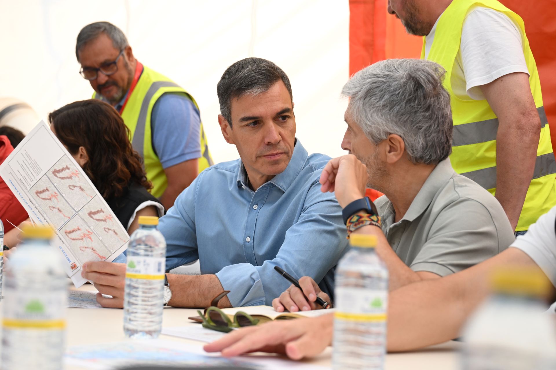 Pedro Sánchez i Fernando Grande-Marlaska al punt de comandament que controla els incendis de Madrid i Àvila, a Cenicientos (Madrid)) Pedro Sánchez i Fernando Grande-Marlaska al punt de comandament que controla els incendis de Madrid i Àvila, a Cenicientos (Madrid))