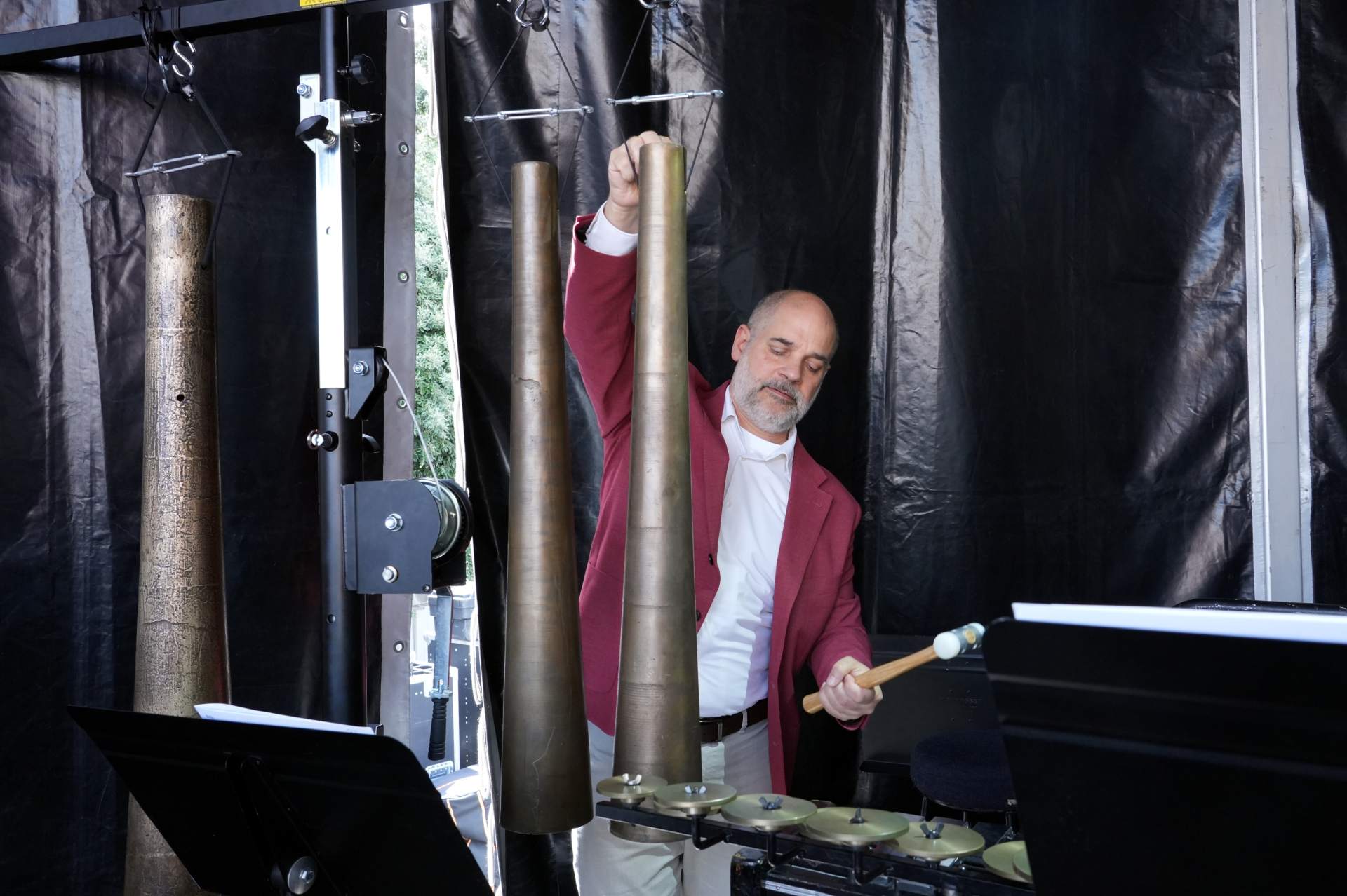 Galdric Santana, director de la Càtedra Gaudí, ensenyant el so de la reconstrucció de les campanes d'Antoni Gaudí. (ACN) Galdric Santana, director de la Càtedra Gaudí, ensenyant el so de la reconstrucció de les campanes d'Antoni Gaudí. (ACN)