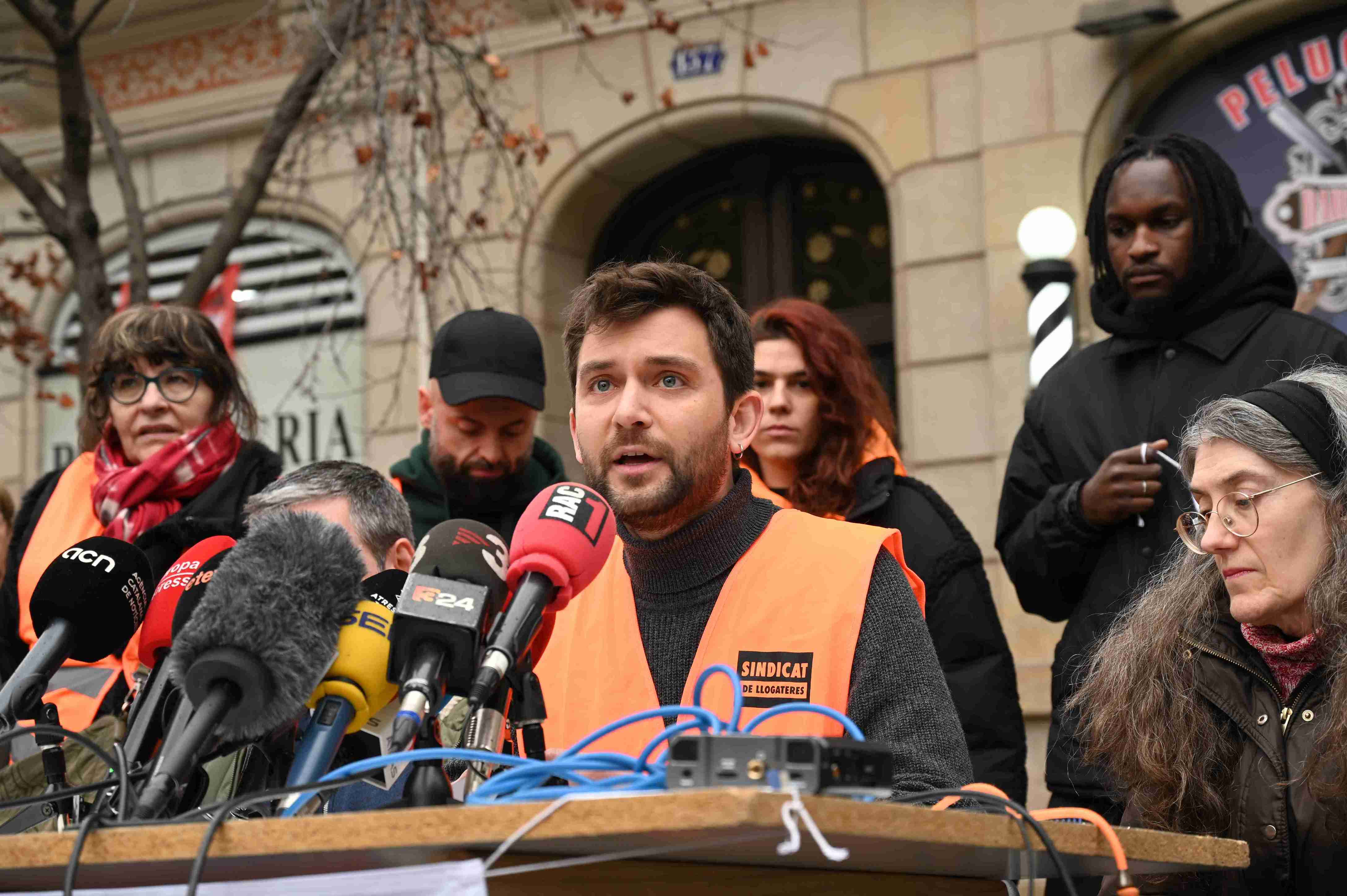 El portaveu del Sindicat de Llogateres, Enric Aragonès, en una imatge d'arxiu l'any 2025, durant l'intent de desnonament de la Casa Orsola