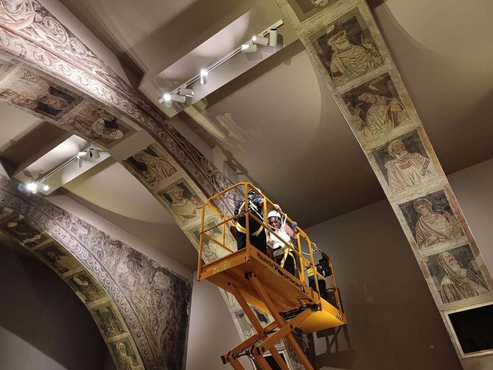 Tècnics de l'Aragó treballant al MNAC amb les obres murals de Sixena.