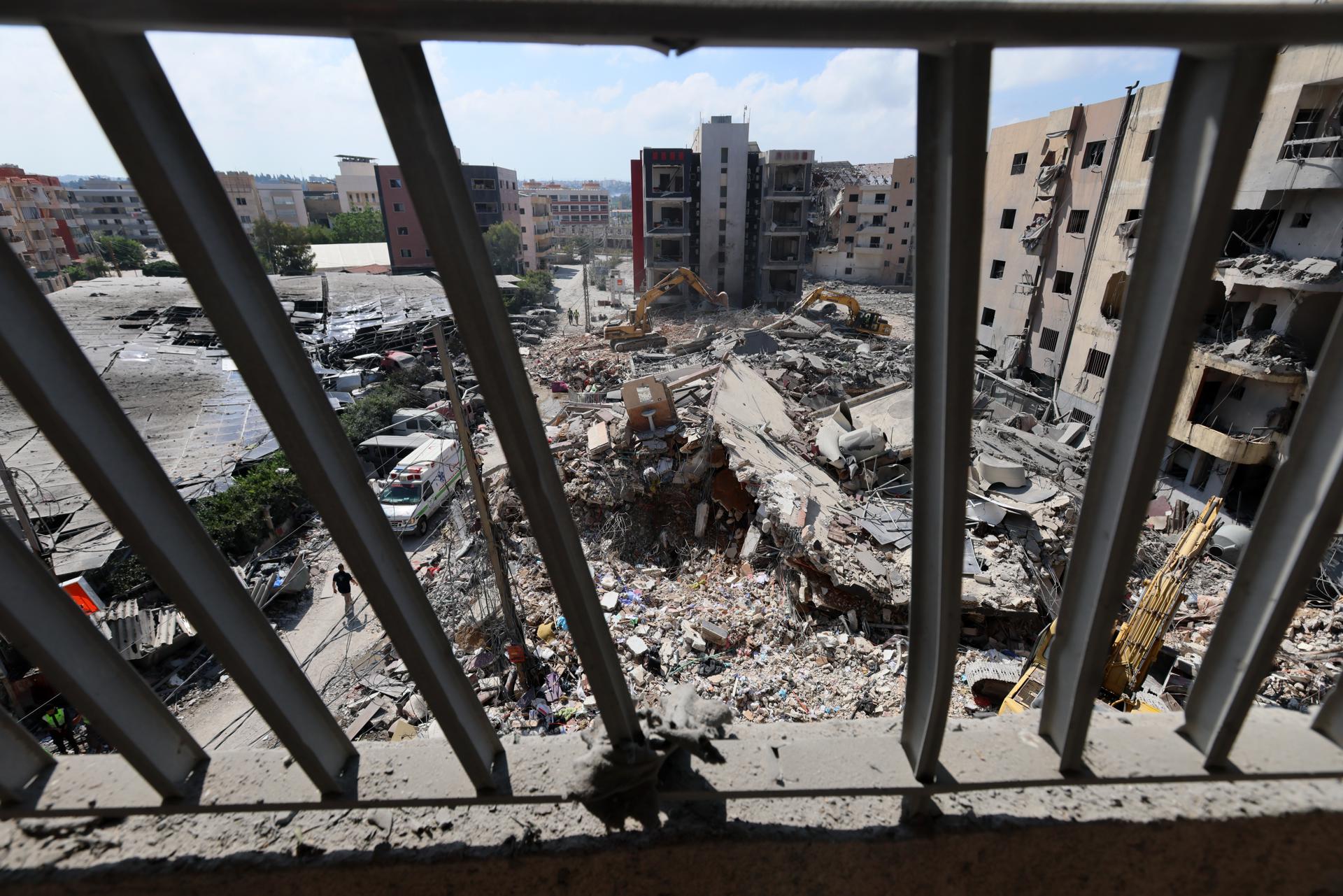 Impacte d'un bombardeig israelià davant d'un hospital a la ciutat de Tir