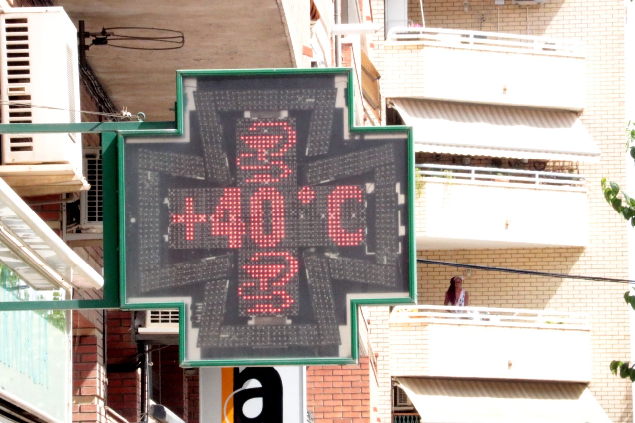 Pla detall d'un termòmetre que marca 40ºC a les tres de la tarda a Lleida, el 12 d'agost del 2021.