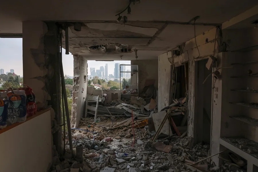Fotografia d'arxiu del perfil urbà de Tel Aviv emmarcat per les ruïnes d'un edifici d'apartaments destruït per un atac amb míssils iranià. Fotografia d'arxiu del perfil urbà de Tel Aviv emmarcat per les ruïnes d'un edifici d'apartaments destruït per un atac amb míssils iranià.