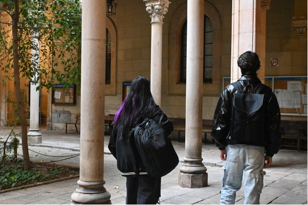 Dos alumnes a la Facultat de Matemàtiques de la Universitat de Barcelona Dos alumnes a la Facultat de Matemàtiques de la Universitat de Barcelona