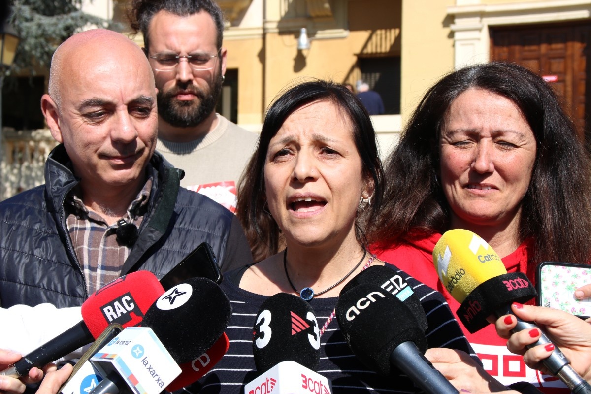 Iolanda Segura, portaveu d'USTEC (sindicat majoritari de l'ensenyament públic), fent declacions als mitjans aquest dijous