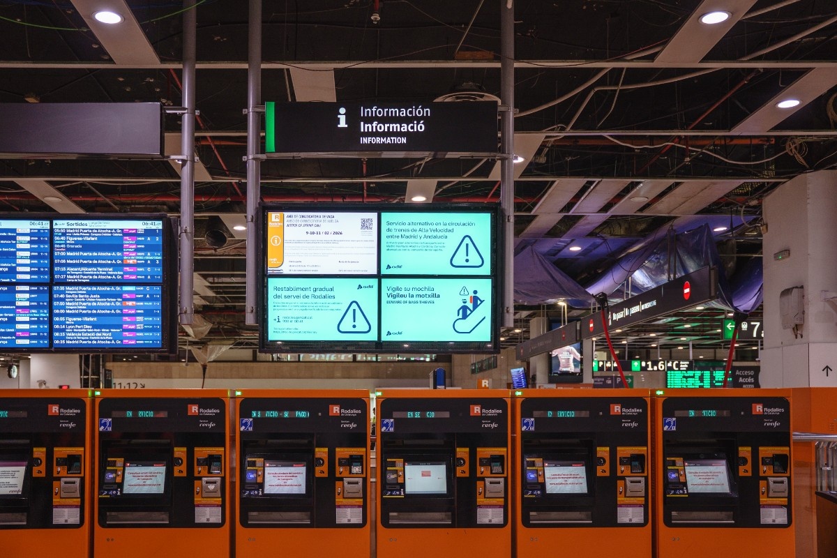 Els panells informatius de l'estació de Barcelona-Sants, durant les primeres hores de la vaga convocada per aquest dilluns