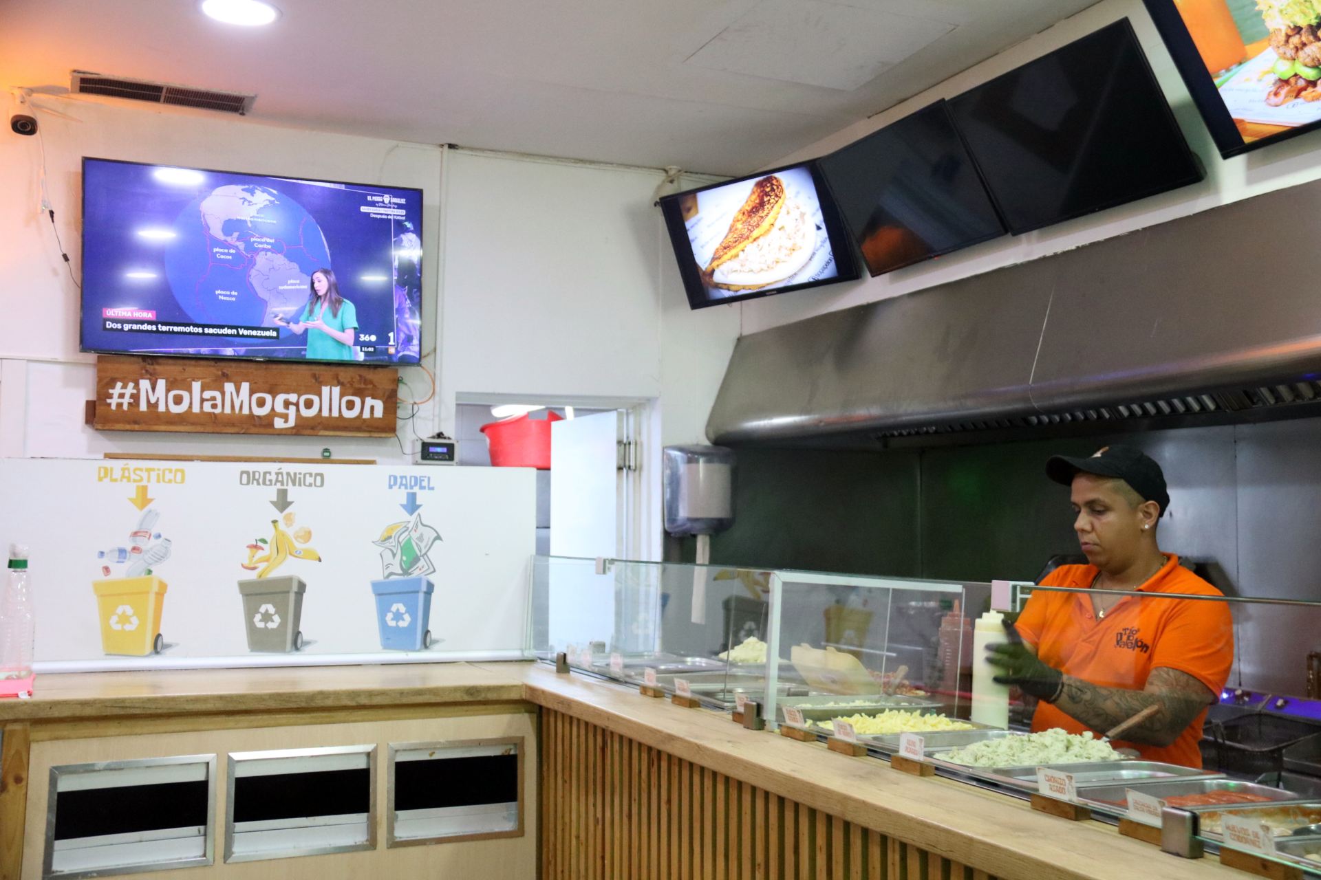 En Ronald, que treballa en un bar especialitzat en cuina veneçolana, segueix l'actualitat del terratrèmol que ha afectat el seu país