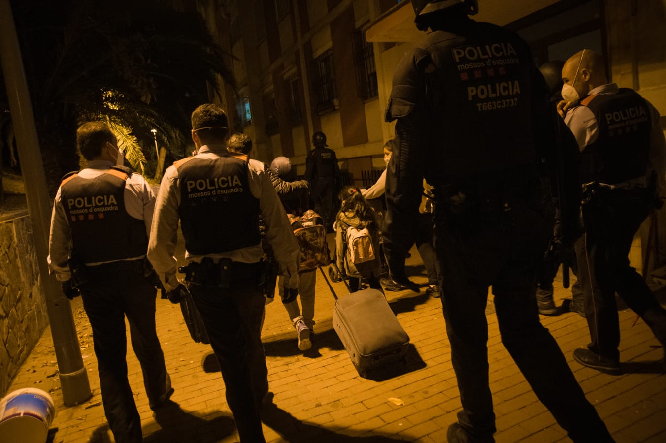 El desnonament d'una família amb tres menors a Ciutat Meridiana, en imatges