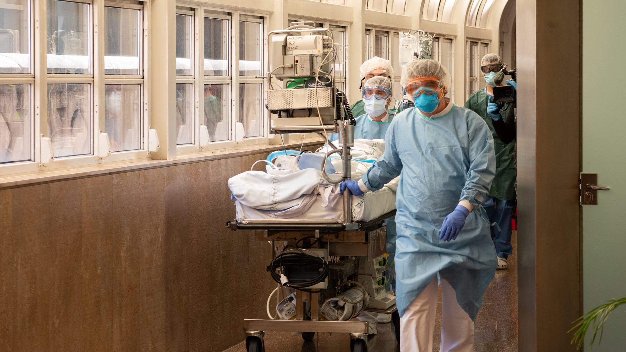 Una llitera amb un pacient a l'Hospital Clínic