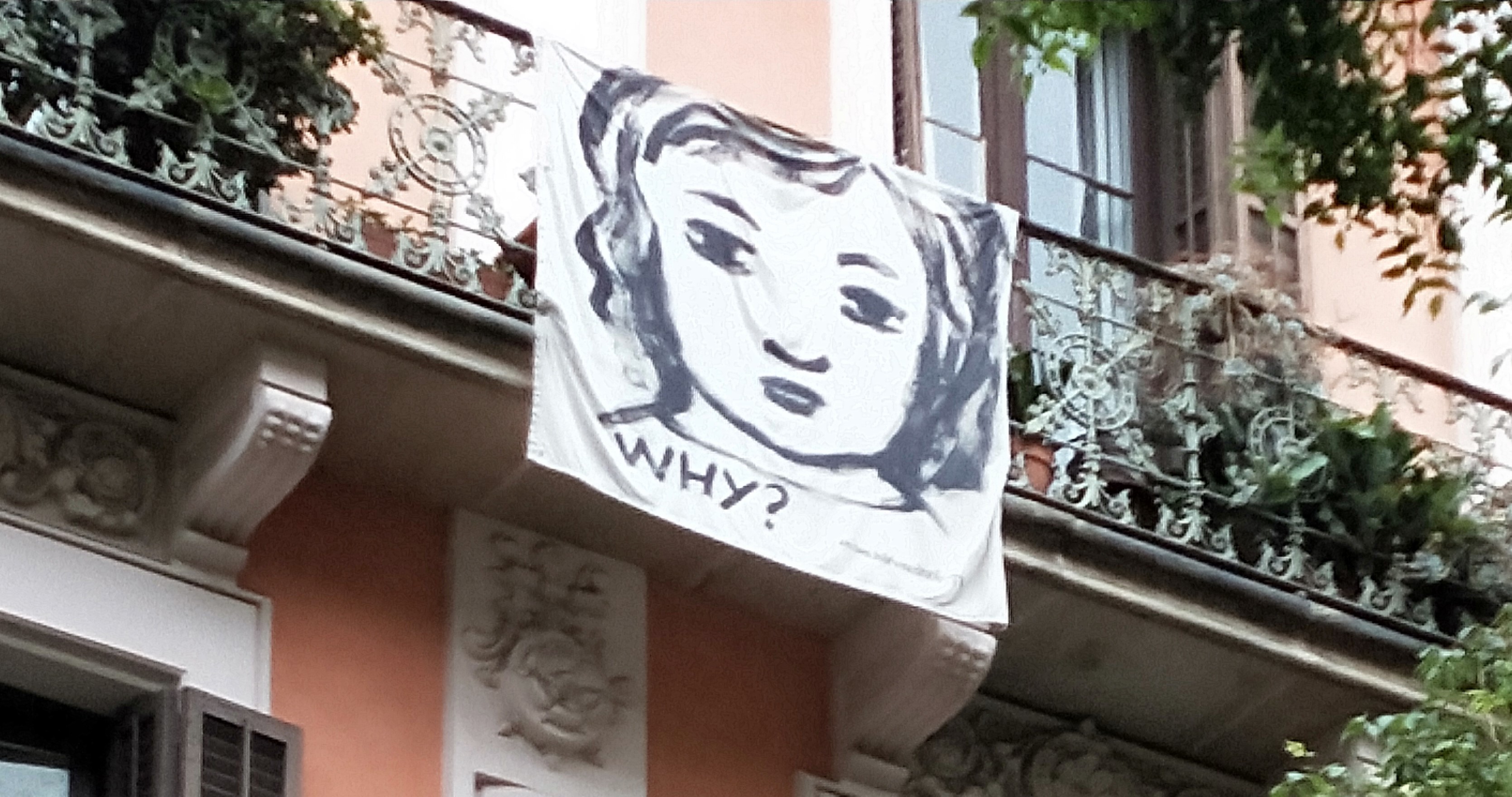 Parlem dels balcons de la campanya 'Why?': durant sis anys la il·lustradora Carme Solé Vendrell ha omplert més d’un centenar de balcons de Barcelona amb retrats de nens que pregunten “Per què?” a fi de reivindicar els drets dels infants