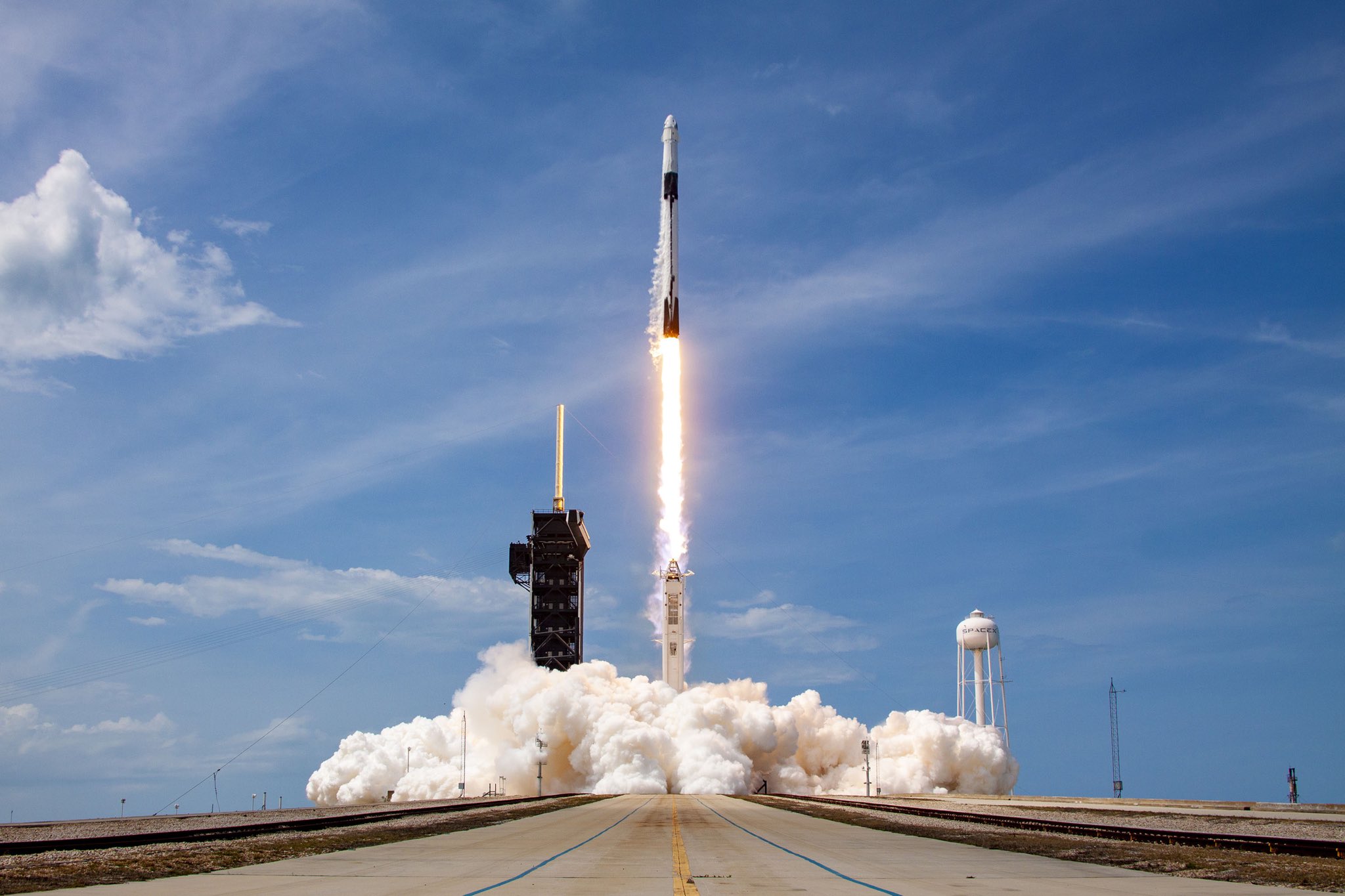 Falcon 9 enlairant-se des de Cap Canaveral
