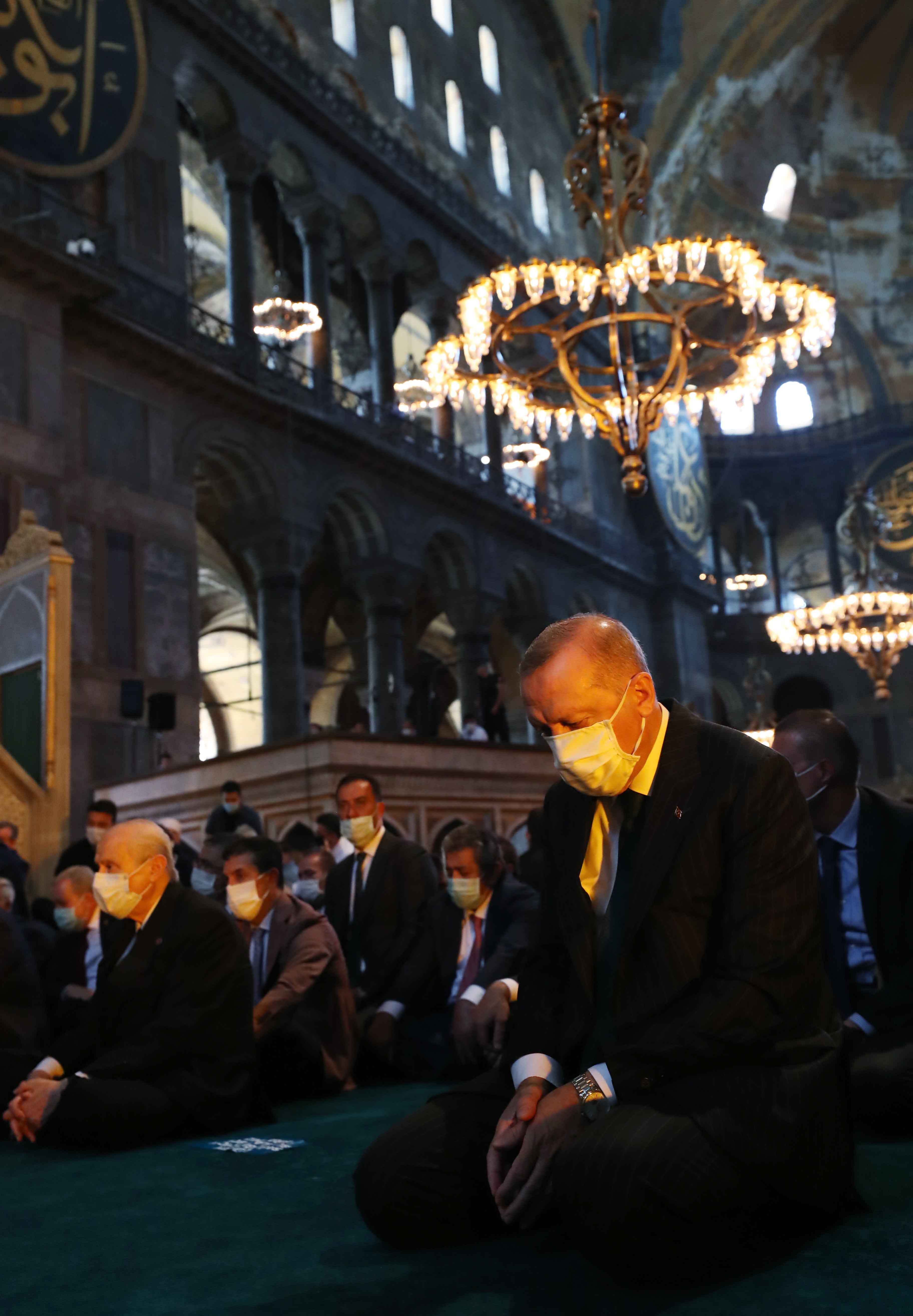 Erdogan pregant a la basílica de Santa Sofia