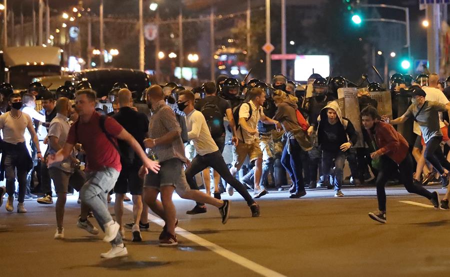 Manifestants a Minsk perseguits per la policia