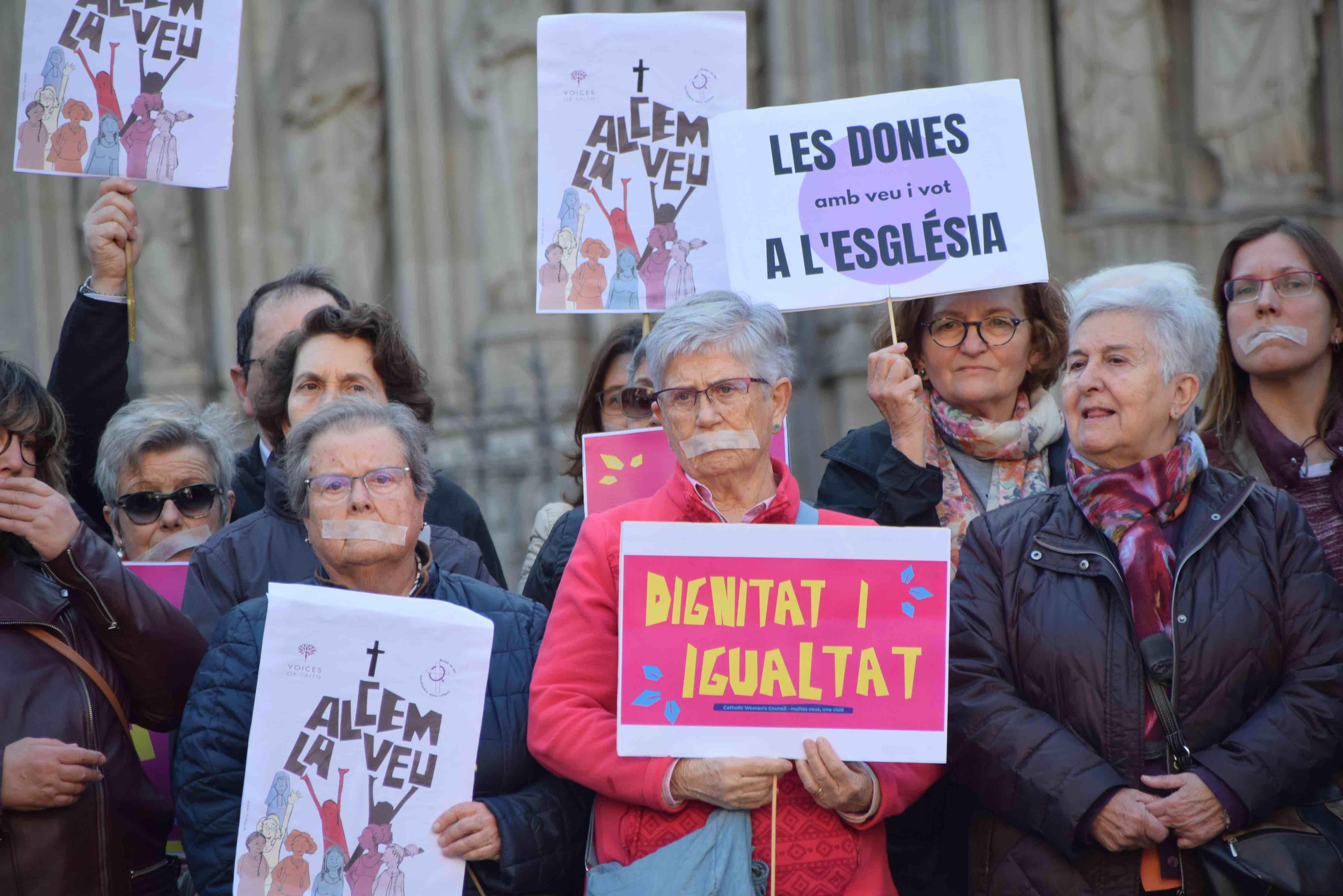 Dones de la manifestació davant la catedral