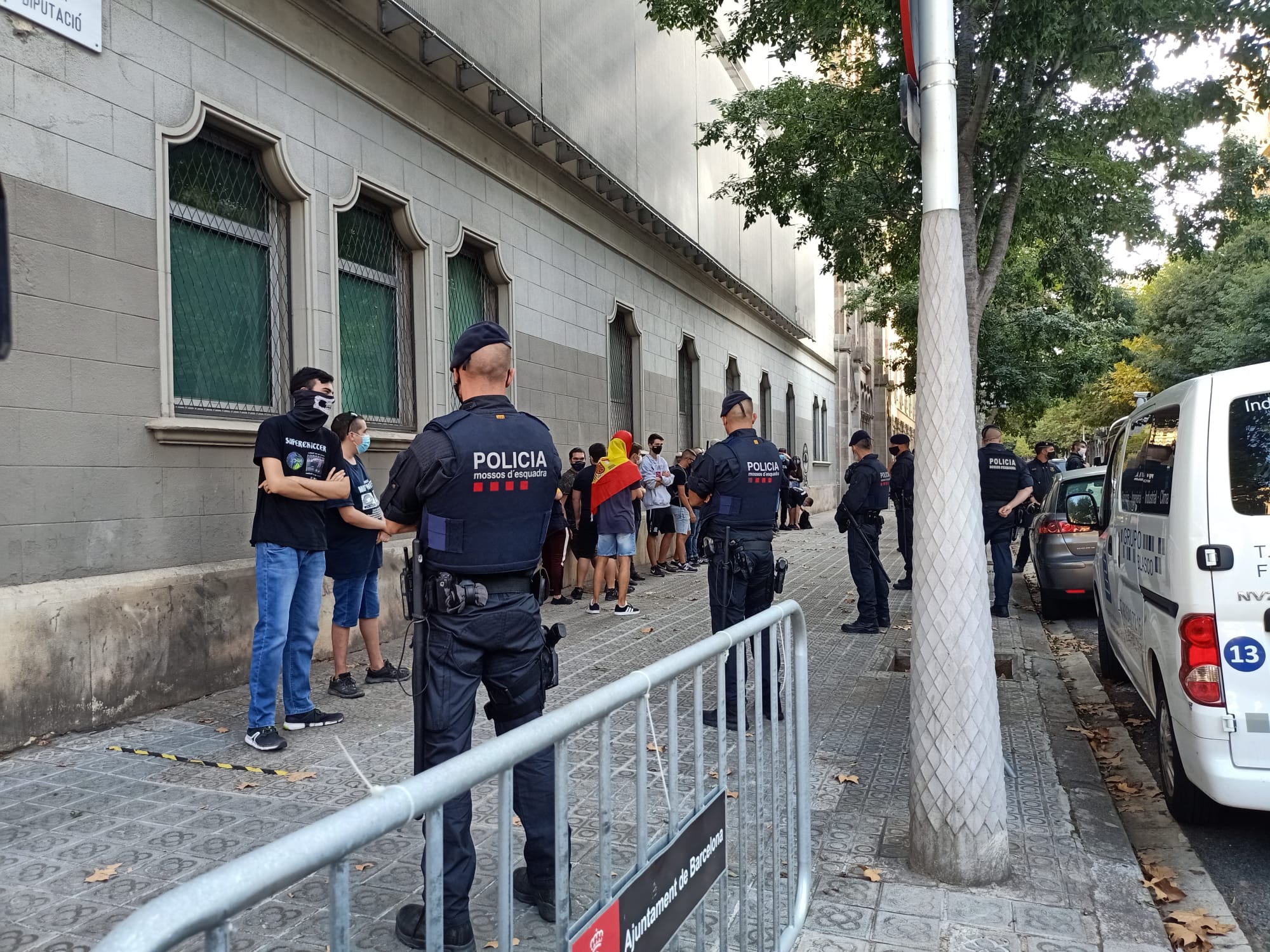 Mossos eviten una manifestació ultradretana