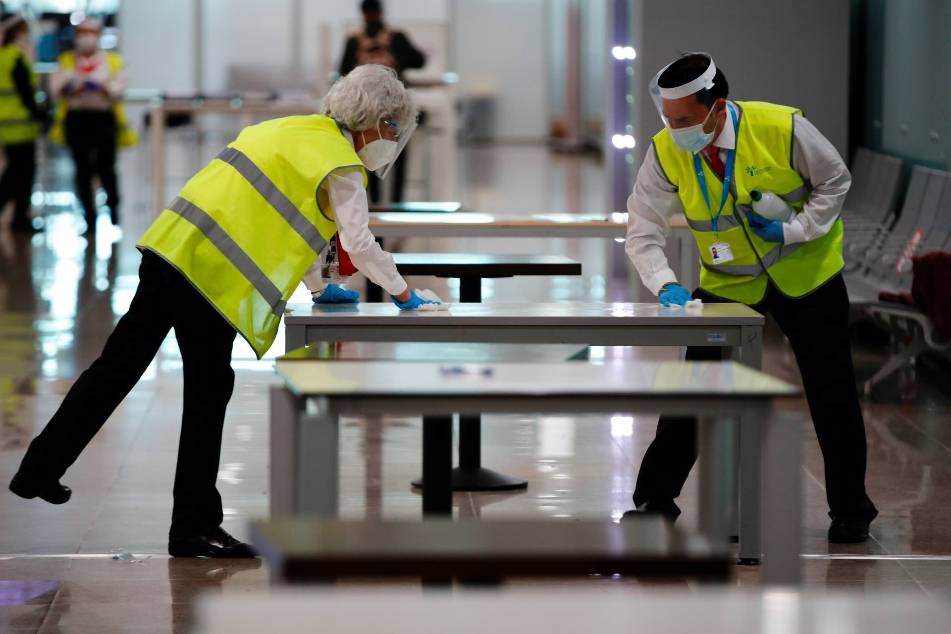 Els aeroports es preparen per exigir PCR i fer tests d'antígens