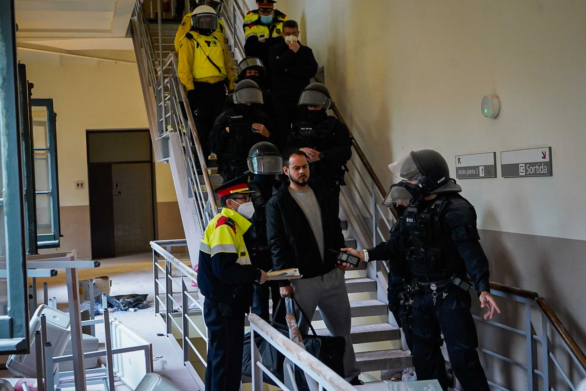Els Mossos detenen el raper Pablo Hasél el 16 de febrer del 2021 a la Universitat de Lleida (horitzontal)