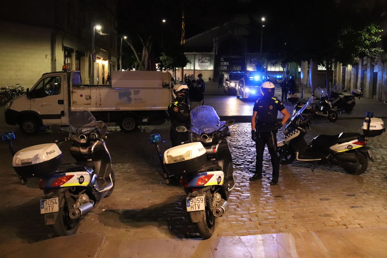 Pla obert d'un grup d'agents de la policia al passeig Born després de desallotjar un botellon el 15 de maig