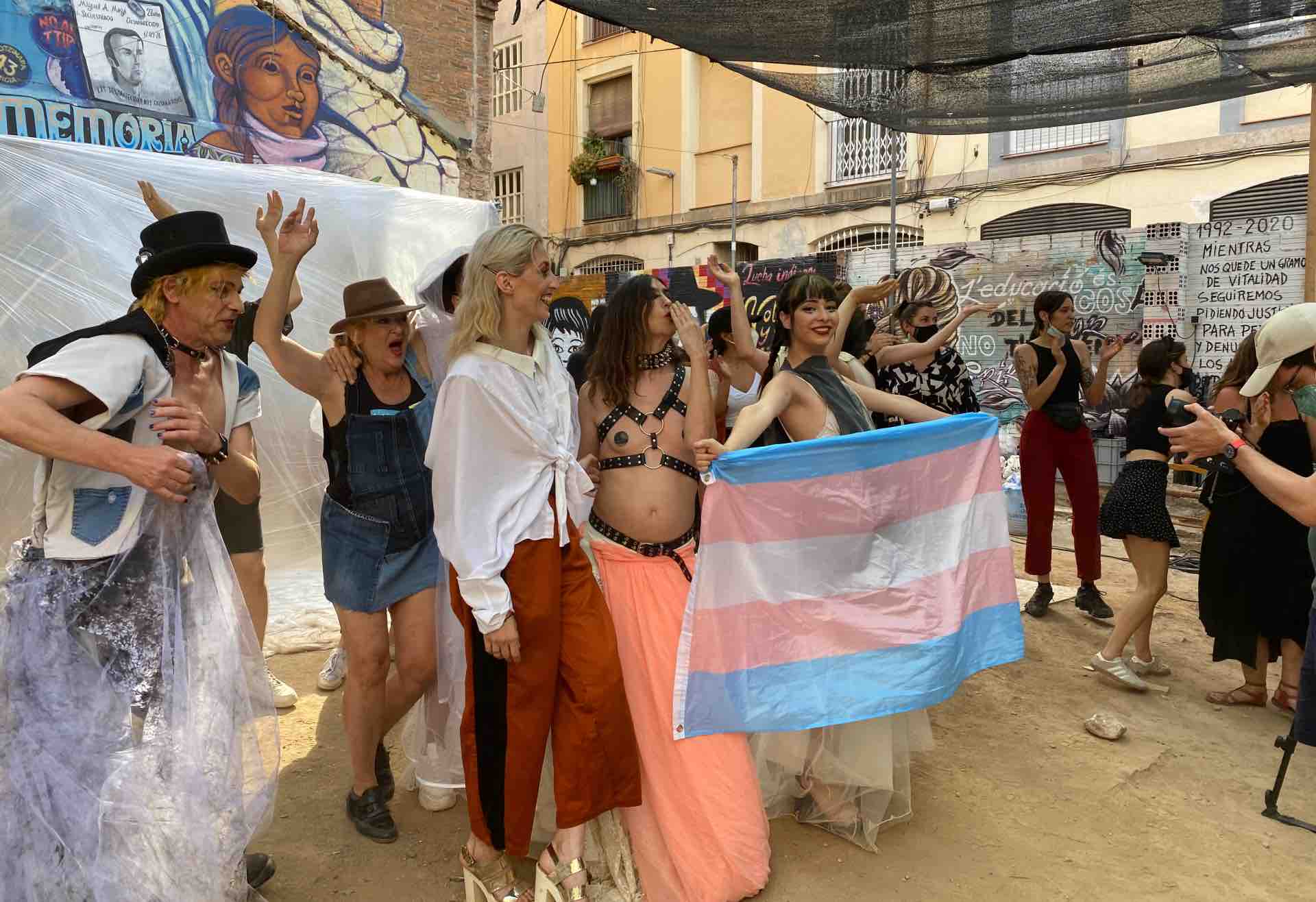 Les ‘Metzineres’ del Raval desfilen amb roba dissenyanda amb alumnes d’Elisava i BAU